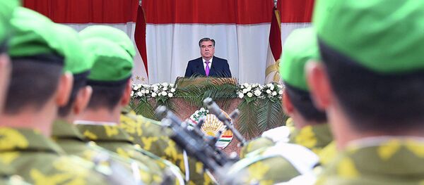 Военный парад в Хороге по случаю приезда президента Таджикистана Военный парад в Хороге по случаю приезда президента Таджикистана - Sputnik Узбекистан