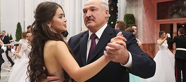 Александр Лукашенко и победительница конкурса Мисс Беларусь-2018 Мария Василевич на Республиканском новогоднем балу для молодежи Александр Лукашенко и победительница конкурса Мисс Беларусь-2018 Мария Василевич на Республиканском новогоднем балу для молодежи - Sputnik Узбекистан