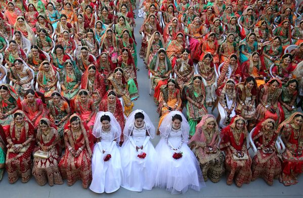 Девушки-невесты во время массовой свадебной церемонии в Индии  - Sputnik Узбекистан
