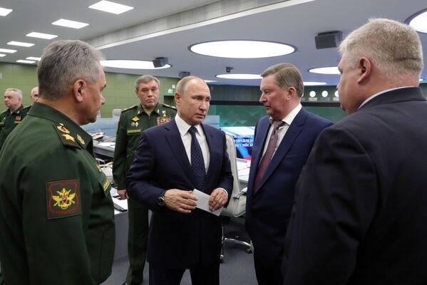 Президент РФ В. Путин посетил Национальный центр управления обороной РФ - Sputnik Узбекистан