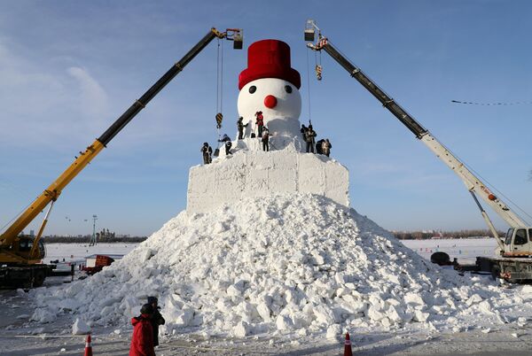 Создание гигантского снеговика на берегу реки Сунгари в Харбине, провинция Хэйлунцзян, Китай  - Sputnik Узбекистан