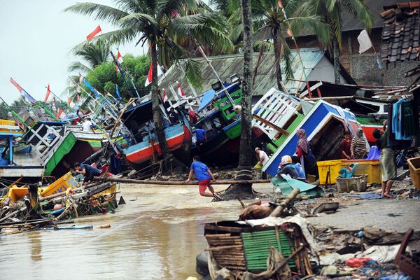 Ликвидация последствий цунами в Индонезии - Sputnik Узбекистан