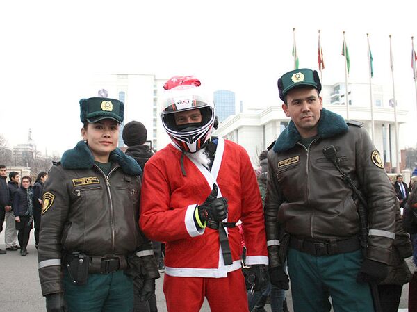 В Ташкенте Деды Морозы пересели на мотоциклы - Sputnik Узбекистан