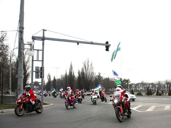 В Ташкенте Деды Морозы пересели на мотоциклы - Sputnik Узбекистан