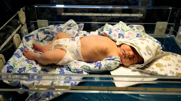 Новорожденный ребенок в роддоме - Sputnik Узбекистан