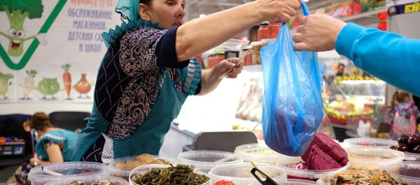Продавщица сложила продукты в полиэтиленовый пакет - Sputnik Ўзбекистон