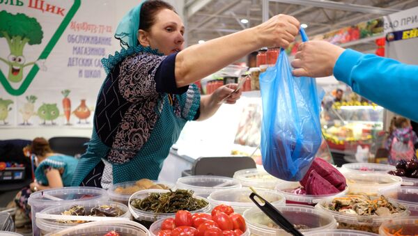 Продавщица сложила продукты в полиэтиленовый пакет - Sputnik Узбекистан