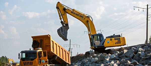 Работа экскаватора на строительстве объекта Работа экскаватора на строительстве объекта - Sputnik Узбекистан