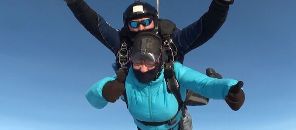 В свои 67 лет женщина совершила 51 прыжок с парашютом - Sputnik Узбекистан