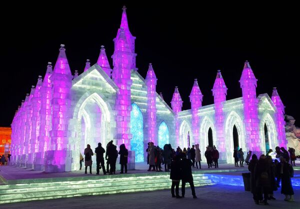 Ледяное здание на Международном фестивале снега и льда в Харбине - Sputnik Узбекистан