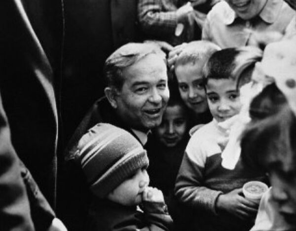 Ўтмишдан яна бир сурат: Ислом Каримов жажжи болакайлар қуршовида Ўтмишдан яна бир сурат: Ислом Каримов жажжи болакайлар қуршовида - Sputnik Ўзбекистон