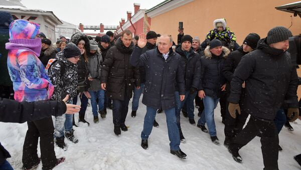 Президент РФ Владимир Путин во время прогулки по Петропавловской крепости - Sputnik Ўзбекистон