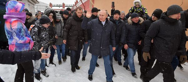 Президент РФ Владимир Путин во время прогулки по Петропавловской крепости Президент РФ Владимир Путин во время прогулки по Петропавловской крепости - Sputnik Ўзбекистон