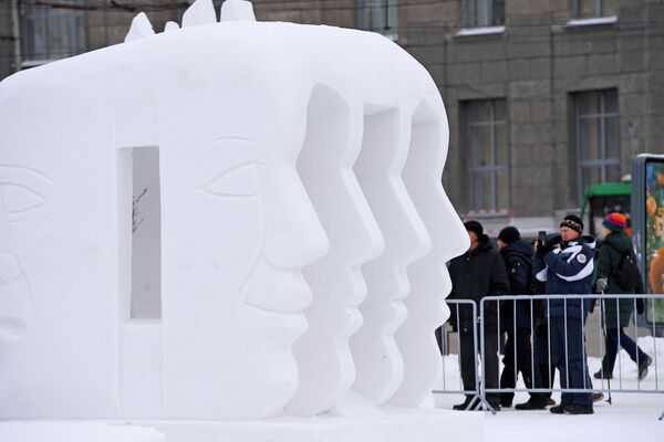 Фигура из снега, сделанная мастерами на XIX Сибирском фестивале снежной скульптуры в Первомайском сквере Новосибирска - Sputnik Узбекистан