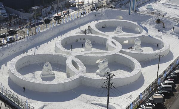 Снежные олимпийские кольца в Южной Корее  - Sputnik Узбекистан
