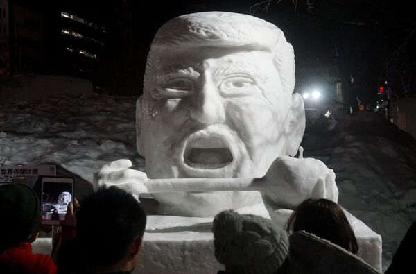 Снежная скульптура Дональда Трампа в Саппоро - Sputnik Узбекистан