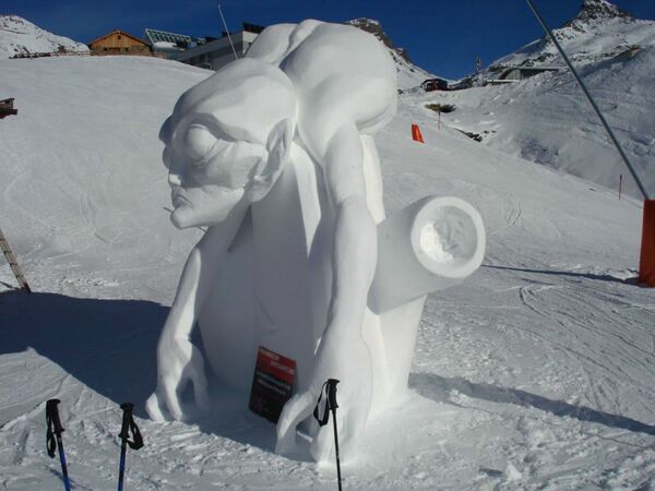 Снежная скульптура на конкурсе персонадей Стивена Спилберга, Австрия - Sputnik Узбекистан
