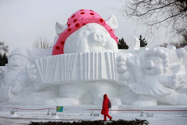 Снежная скульптура в Харбине, Китай - Sputnik Узбекистан