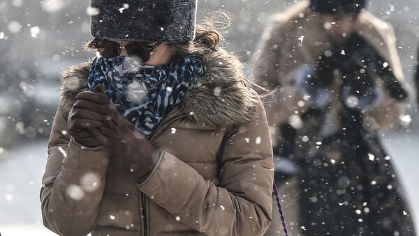 Девушка во время снегопада в Стамбуле, Турция  - Sputnik Ўзбекистон