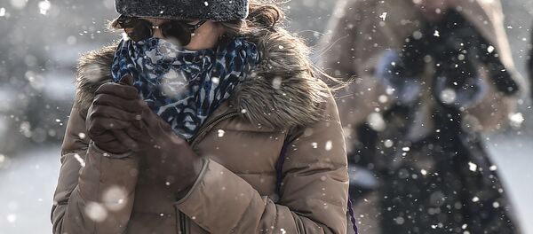 Девушка во время снегопада в Стамбуле, Турция Девушка во время снегопада в Стамбуле, Турция - Sputnik Ўзбекистон