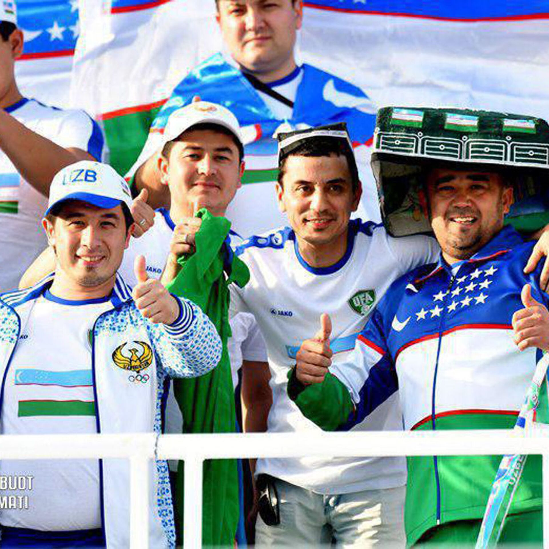 Впереди нас ехали спортсмены. Узбекские болельщики. Футбол болельщики Узбекистан. Фанат в узбекские. Узбекистанские фанаты.