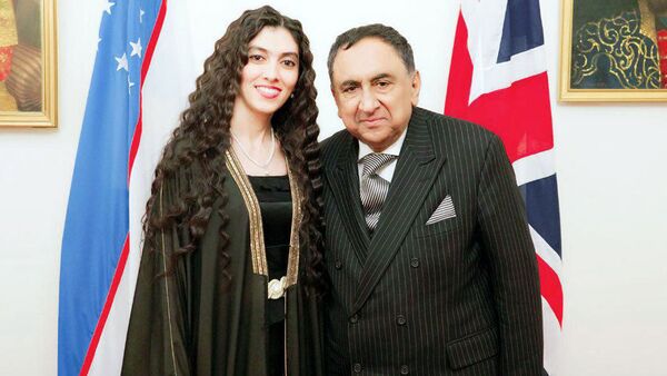 Гуля Мурадова и Моххамед Шейх в посольстве Узбекистана в Великобритании - Sputnik Узбекистан