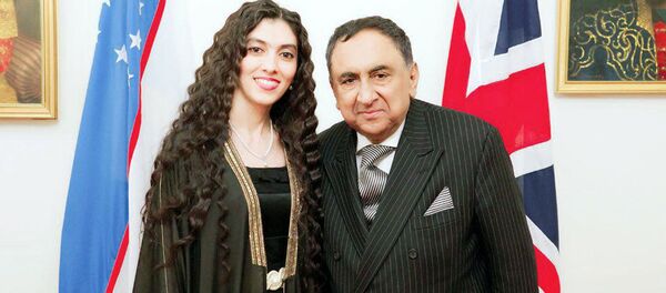 Гуля Мурадова и Моххамед Шейх в посольстве Узбекистана в Великобритании Гуля Мурадова и Моххамед Шейх в посольстве Узбекистана в Великобритании - Sputnik Узбекистан