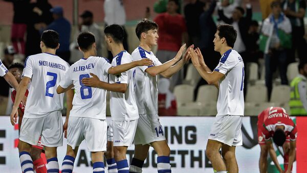 Сборная Узбекистана в первом матче Кубка Азии-2019 против сборной Омана - Sputnik Узбекистан