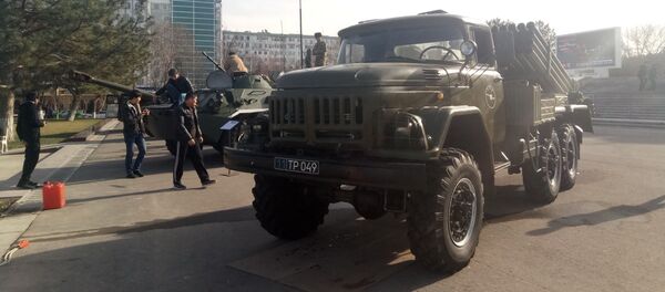 Podgotovka k prazdniku v chest Dnya zashitnikov Rodini v Tashkente Podgotovka k prazdniku v chest Dnya zashitnikov Rodini v Tashkente - Sputnik O‘zbekiston