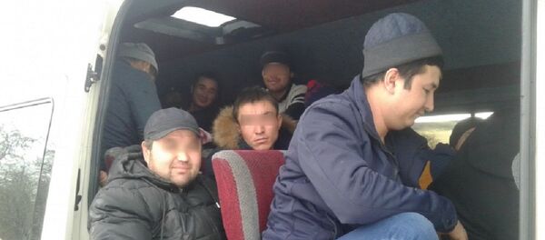 Автоинспекторы остановили микроавтобус, в котором перевозили нелегальных мигрантов Автоинспекторы остановили микроавтобус, в котором перевозили нелегальных мигрантов - Sputnik Ўзбекистон