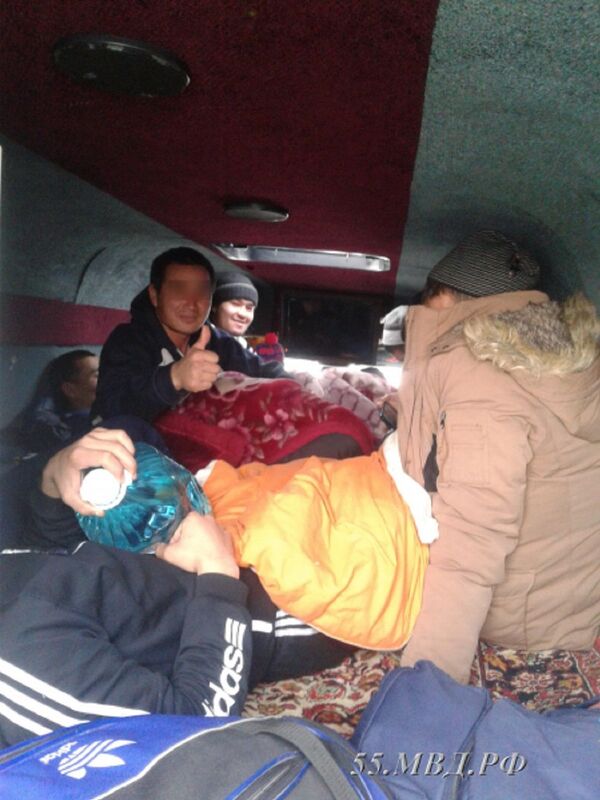 Напольные мигранты: нелегалы пытались въехать в РФ, спрятавшись в маршрутке - Sputnik Узбекистан