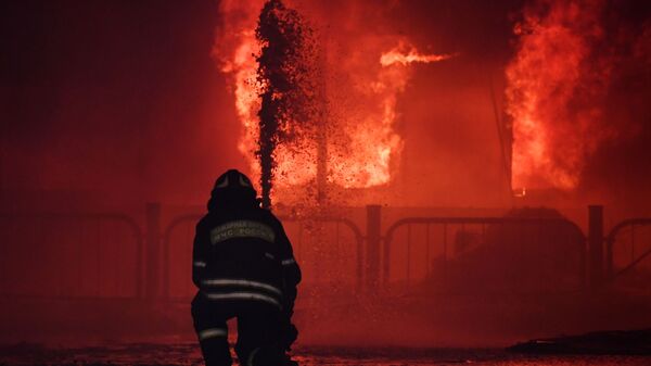 Пожар на прогулочном теплоходе в Москве - Sputnik Ўзбекистон
