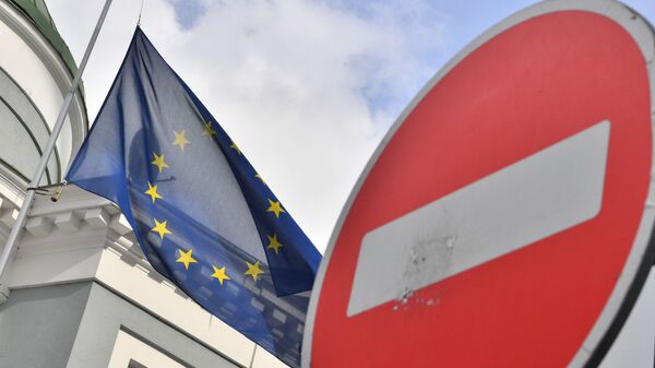 Флаг ЕС у здания представительства Европейского Союза в Москве - Sputnik Ўзбекистон
