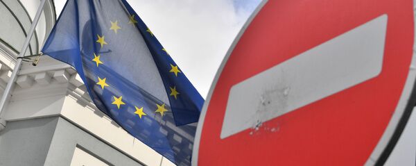 Флаг ЕС у здания представительства Европейского Союза в Москве Флаг ЕС у здания представительства Европейского Союза в Москве - Sputnik Ўзбекистон