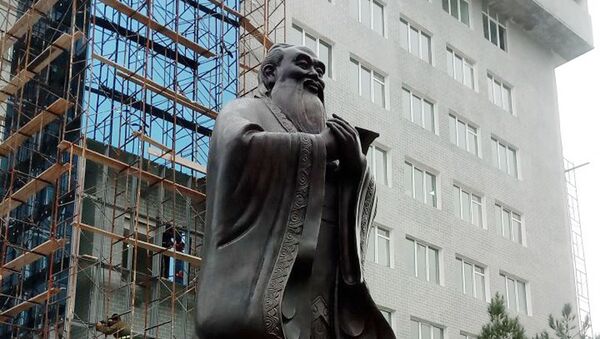 Памятник Конфуцию в Самарканде - Sputnik Узбекистан