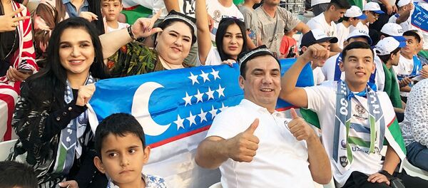 Звезды узбекской эстрады на стадионе во время футбольного матча на Кубке Азии в ОАЭ - Sputnik Узбекистан