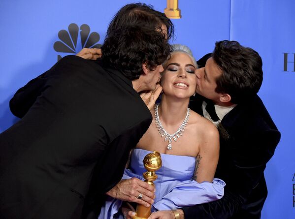 Энтони Россомандо, Эндрю Уайетт и Марк Ронсон целуют Леди Гагу на премии Золотой глобус в Беверли-Хиллз - Sputnik Узбекистан