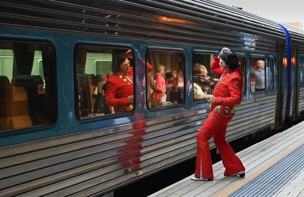 Поклонник Элвиса на вокзале в Сиднее перед отправлением поезда на фестиваль в Паркес  - Sputnik Узбекистан