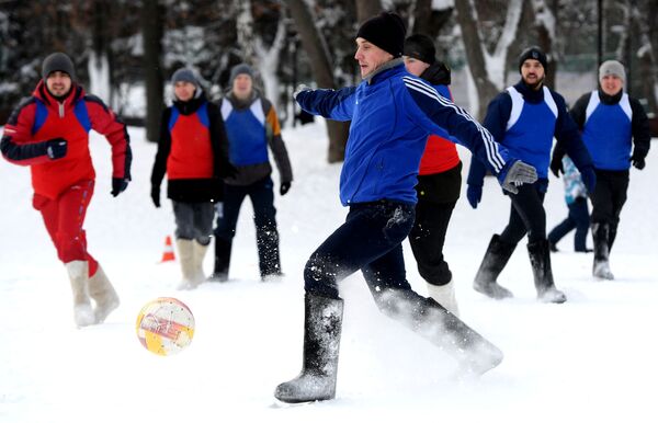 Участники футбольного матча в валенках в Казани - Sputnik Узбекистан