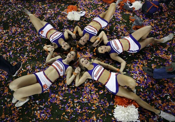 Девушки из группы поддержки Clemson празднуют победу своей футбольной команды в чемпионате NCAA среди колледжей  - Sputnik Узбекистан