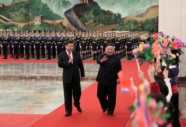Северокорейский лидер Ким Чен Ын и глава КНР Си Цзиньпин во время встречи в Пекине - Sputnik Узбекистан