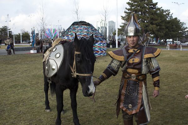 Одетый в национальный костюм артист в преддверии Дня защитников Родины - Sputnik Узбекистан