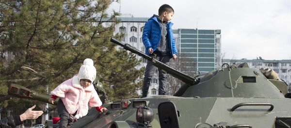 Ташкентцы на военном празднике в честь Дня защитников Родины - Sputnik Узбекистан