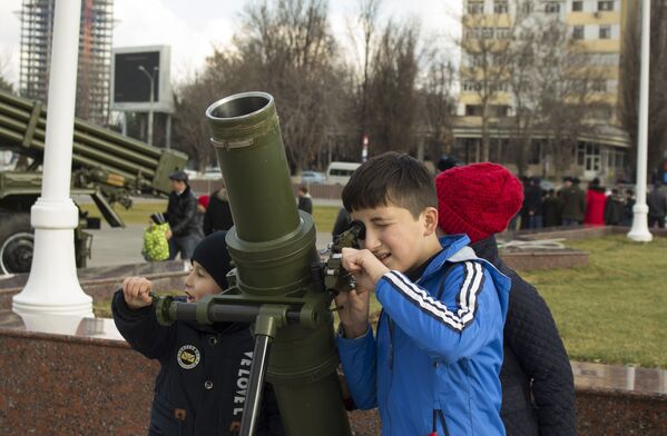 Дети изучают военную технику на празднике ко Дню защитника Родины в Ташкенте - Sputnik Узбекистан