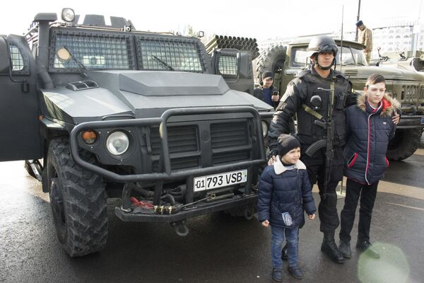 Дети фотографируются рядом с военным автомобилем на выставке в Ташкенте - Sputnik Узбекистан