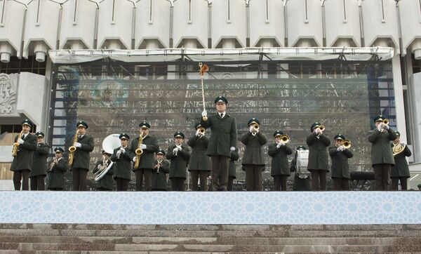 Военный оркестр на площади Дружбы народов на празднике в честь Дня защитников Родины - Sputnik Узбекистан