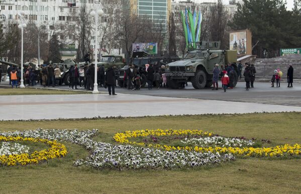 Выставка военной техники в центре Ташкента к Дню защитников Родины - Sputnik Узбекистан