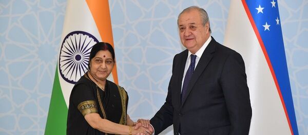 Министр иностранных дел Узбекистана Абдулазиз Камилов и Министр иностранных дел Индии Сушмой Сварадж - Sputnik Узбекистан