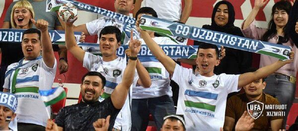 Болельщики сборной Узбекистана на трибунах перед матчем Кубка Азии Болельщики сборной Узбекистана на трибунах перед матчем Кубка Азии - Sputnik Ўзбекистон