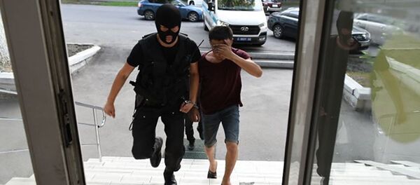 Подозреваемый в убийстве Дениса Тена Нуралы Киясов во время задержания   - Sputnik Ўзбекистон